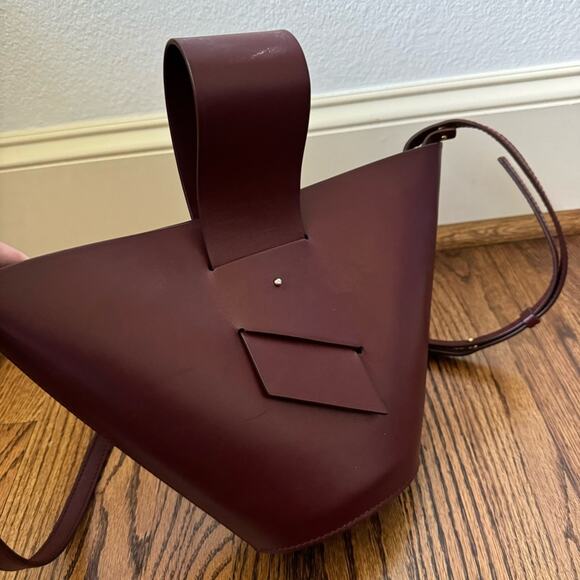 Carolina Santo Domingo Amphora Bucket Crossbody Wine - Picture 10 of 11